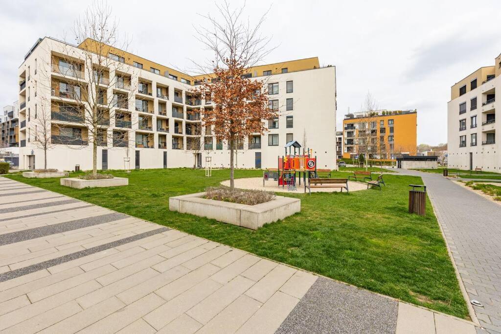 Apartment Cityscape Oasis: Active Heaven
