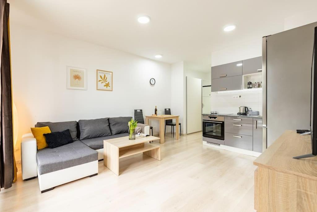 Apartment Cityscape Oasis: Active Heaven *