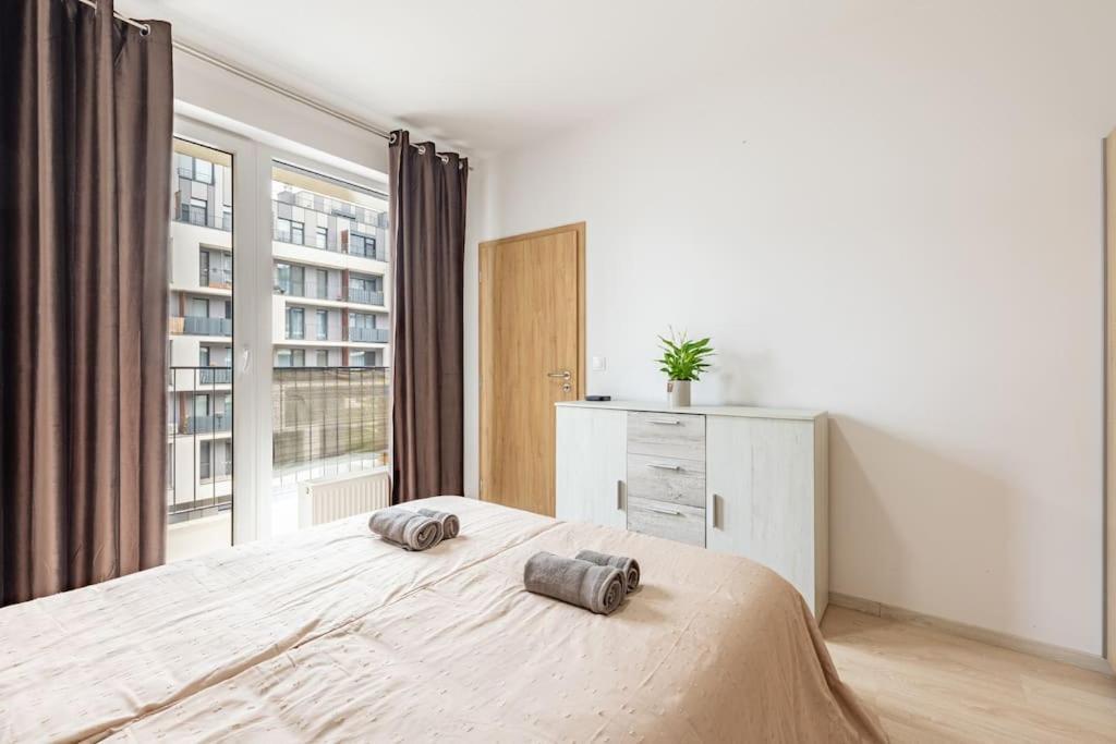 Apartment Cityscape Oasis: Active Heaven
