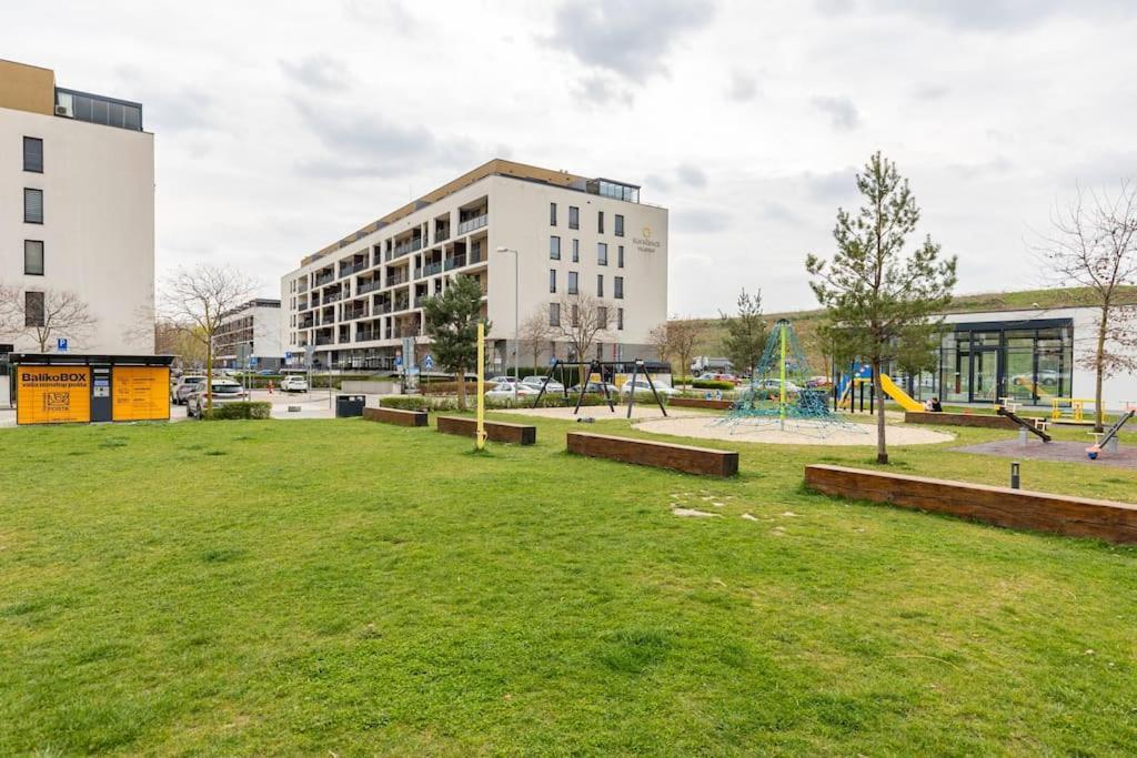 Apartment Cityscape Oasis: Active Heaven Pressburg