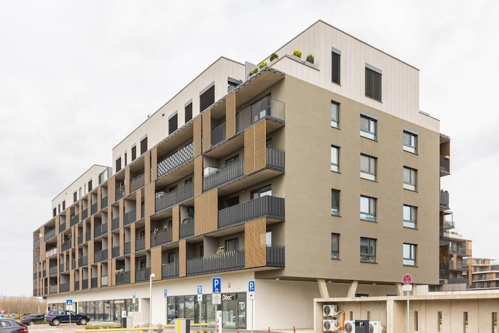 Cityscape Oasis: Active Heaven Apartment Pressburg