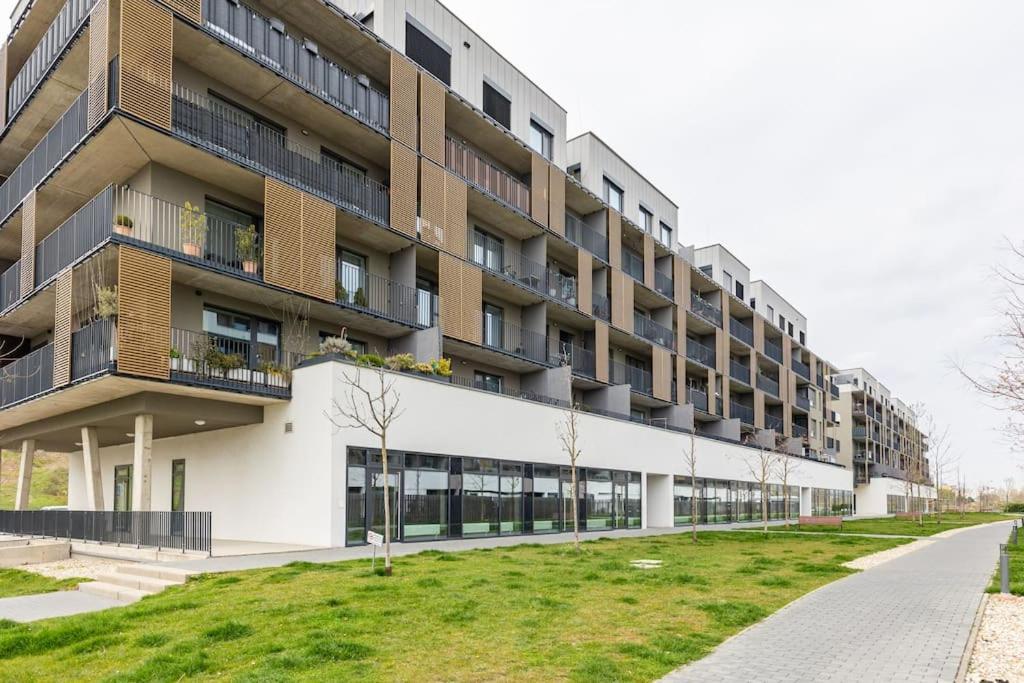 Apartment Cityscape Oasis: Active Heaven