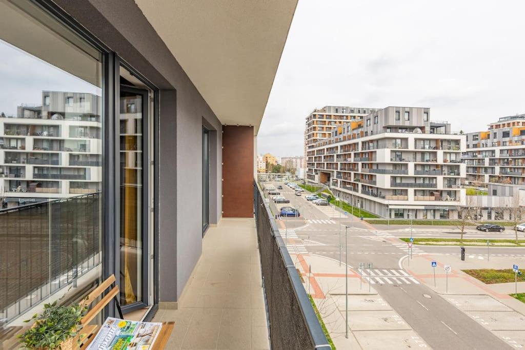 Apartment Cityscape Oasis: Active Heaven *