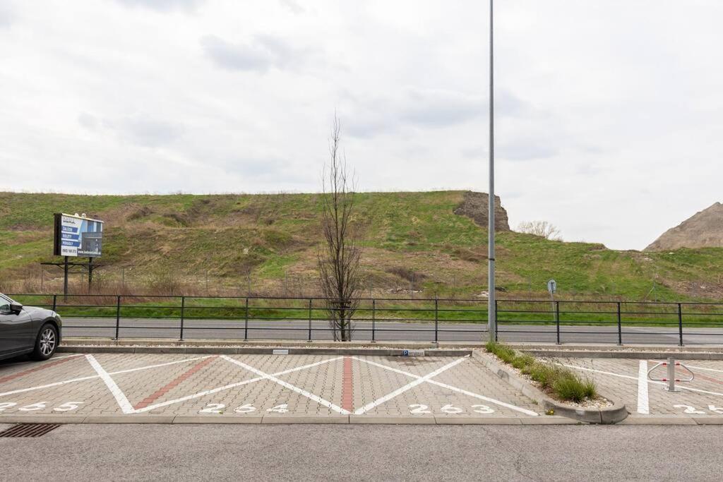 Apartment Cityscape Oasis: Active Heaven Pressburg